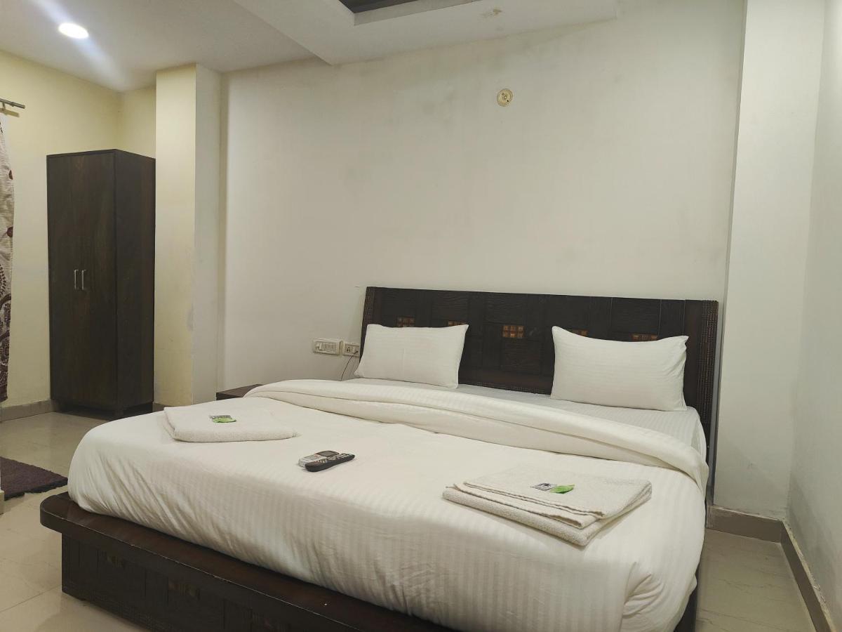 Hotel Apple Villa - Ню Делхи Екстериор снимка