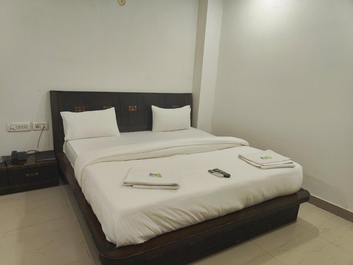 Hotel Apple Villa - Ню Делхи Екстериор снимка